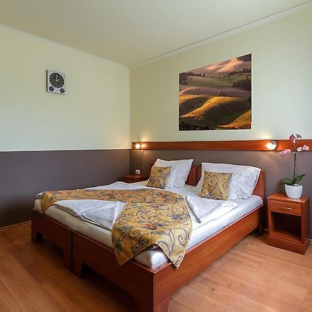 Aranypatkó Fogadó-Étterem Győrújbarát Esterno foto